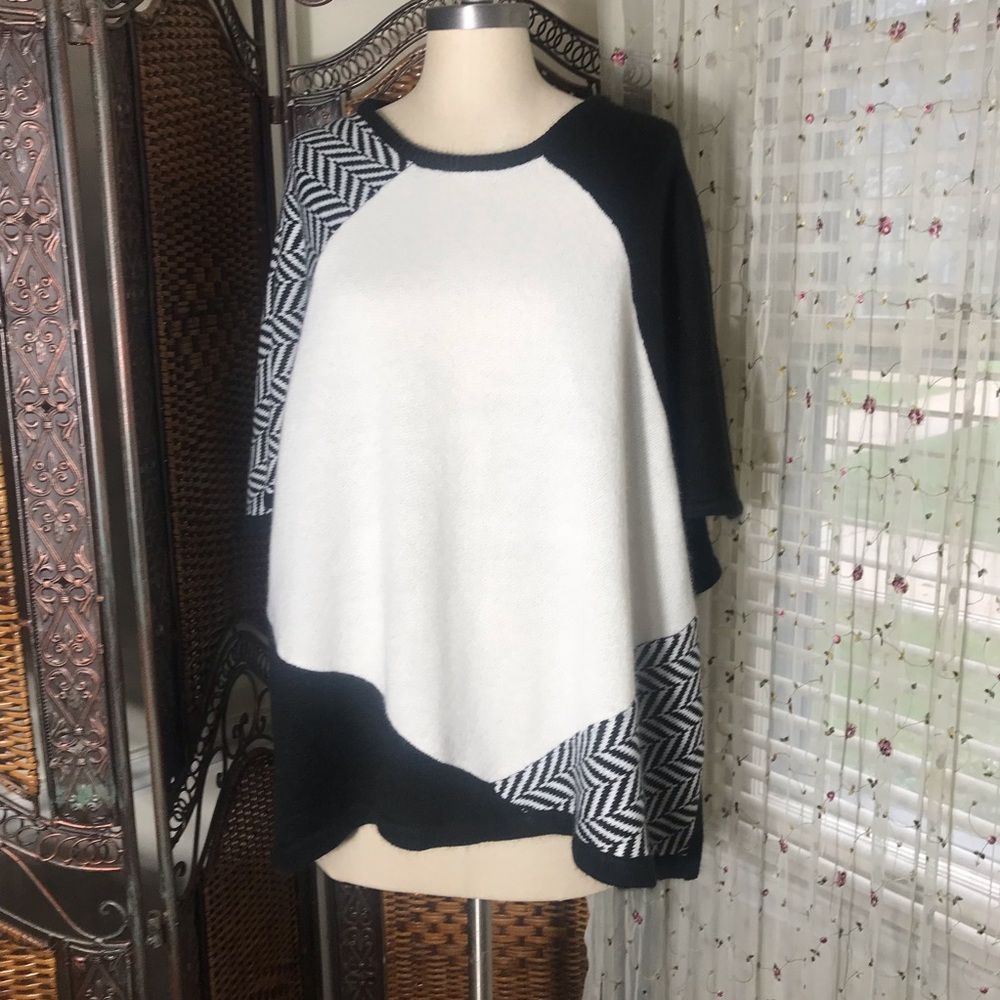 White House Black Market Black & White Geometric Panel Poncho